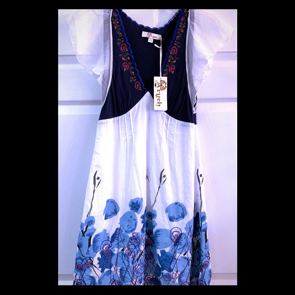Dress with cap sleeves and floral accents